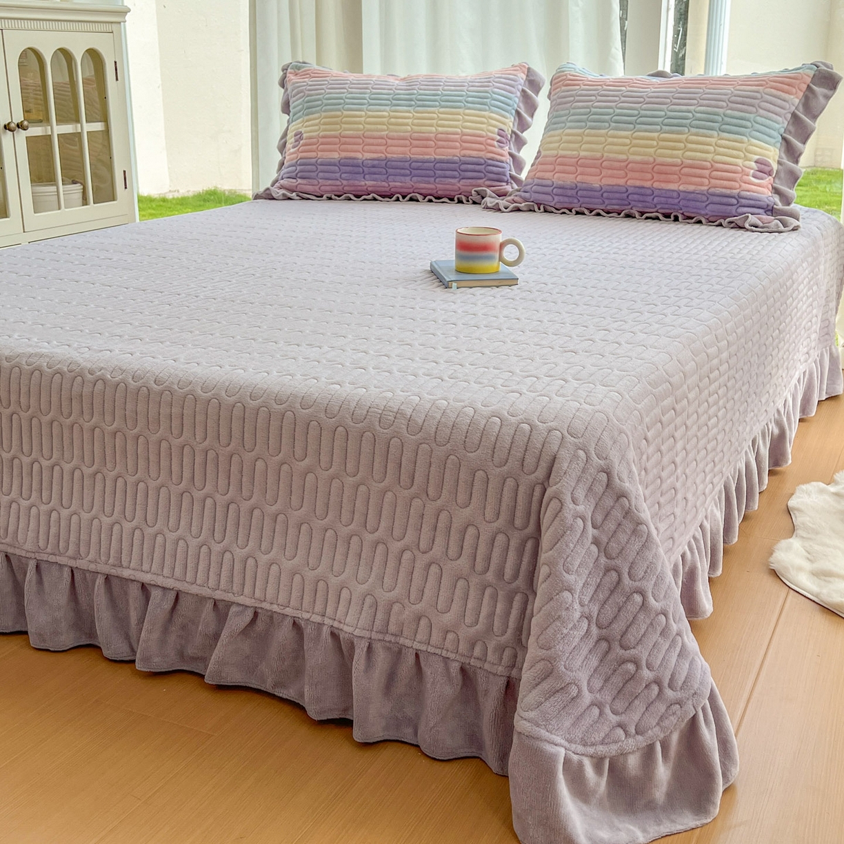 91家纺网 家纺一手货源 找家纺 美梦家纺 2025新款花边牛奶绒床盖四件套 彩虹条-紫