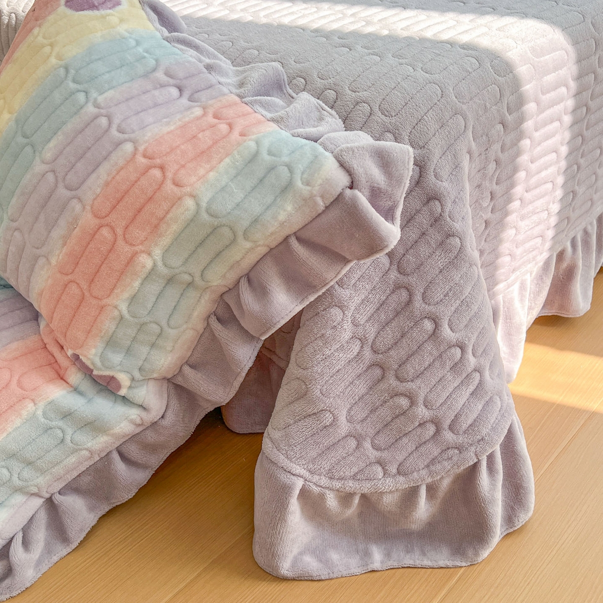 91家纺网 家纺一手货源 找家纺 美梦家纺 2025新款花边牛奶绒床盖四件套 彩虹条-紫