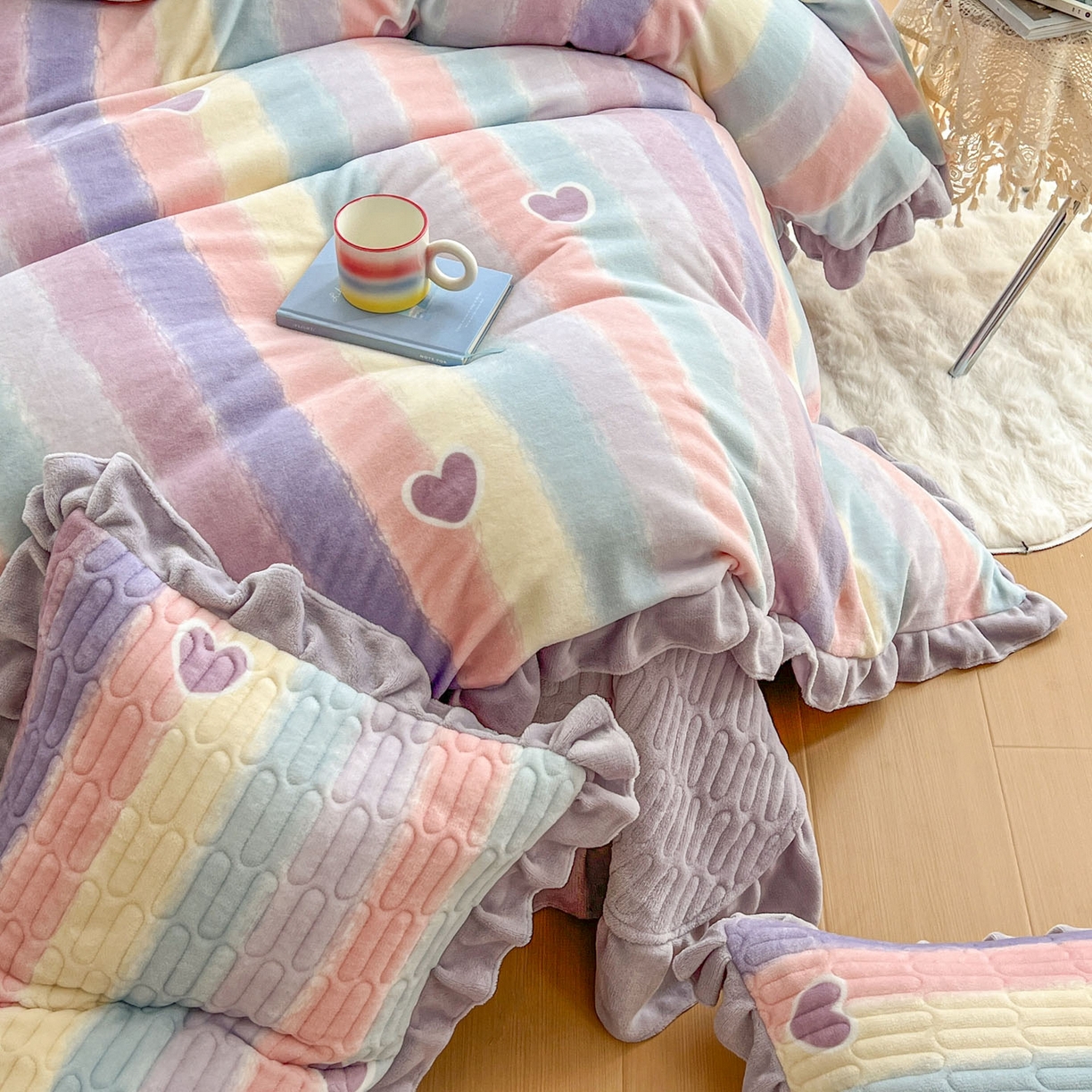 91家纺网 家纺一手货源 找家纺 美梦家纺 2025新款花边牛奶绒床盖四件套 彩虹条-紫