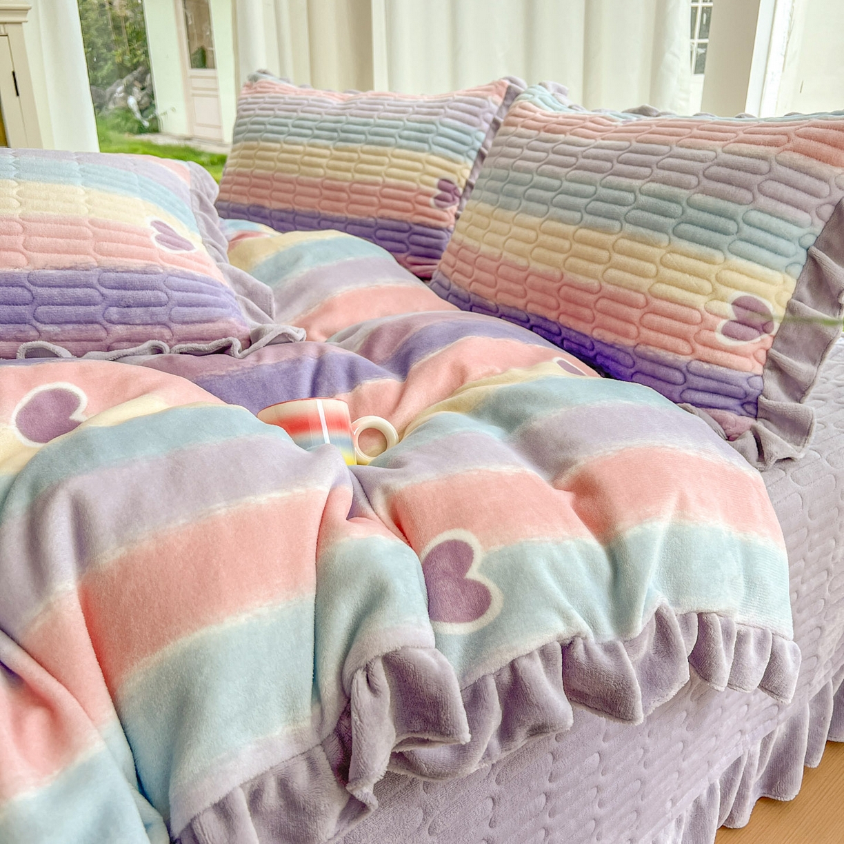 91家纺网 家纺一手货源 找家纺 美梦家纺 2025新款花边牛奶绒床盖四件套 彩虹条-紫