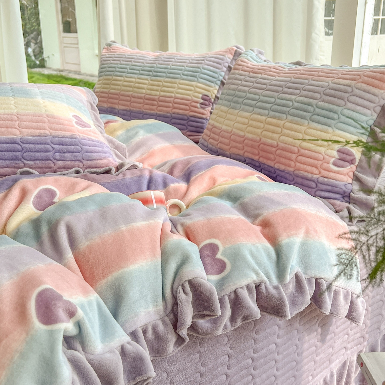 91家纺网 家纺一手货源 找家纺 美梦家纺 2025新款花边牛奶绒床盖四件套 彩虹条-紫