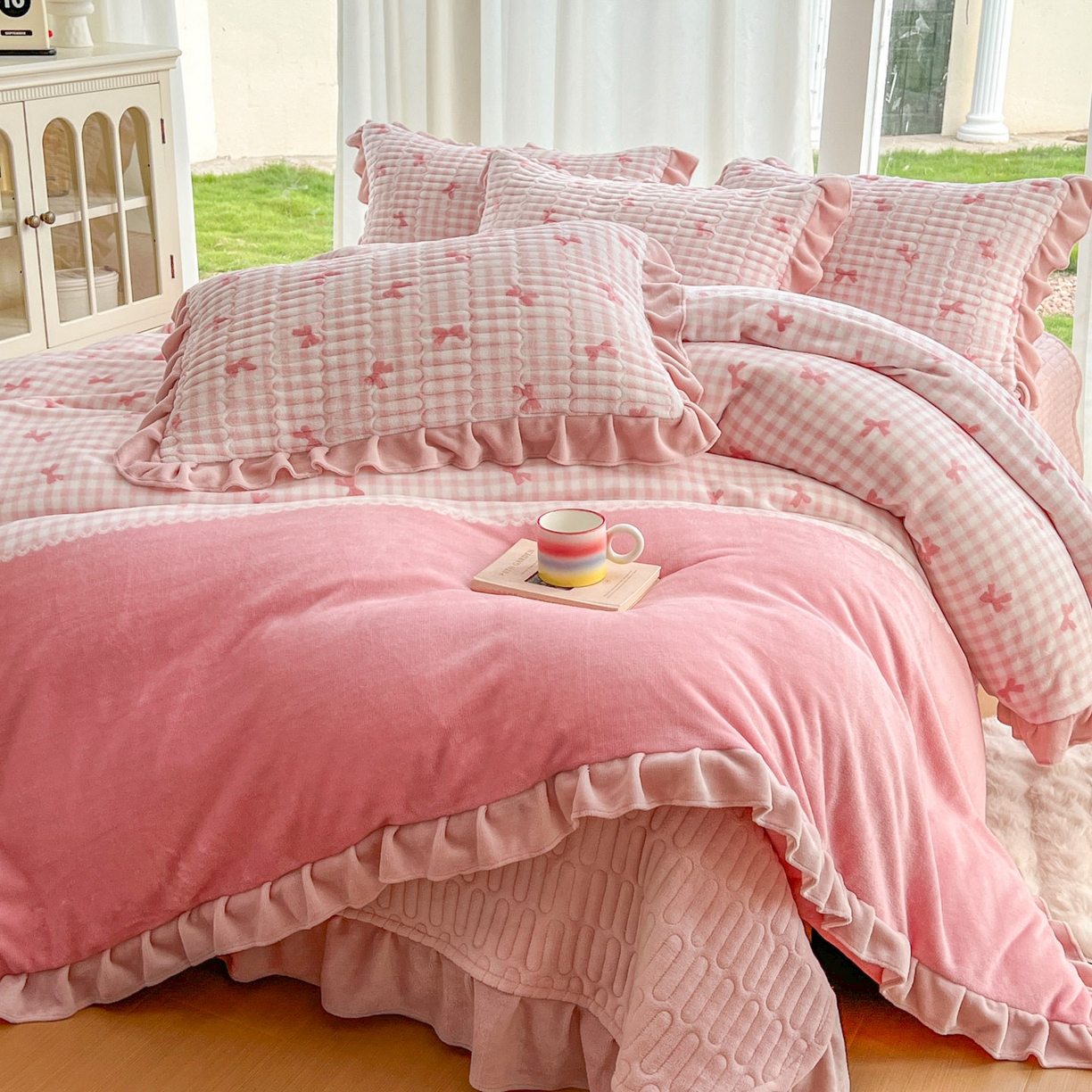 美梦家纺 2025新款花边牛奶绒床盖四件套 粉蝴蝶结