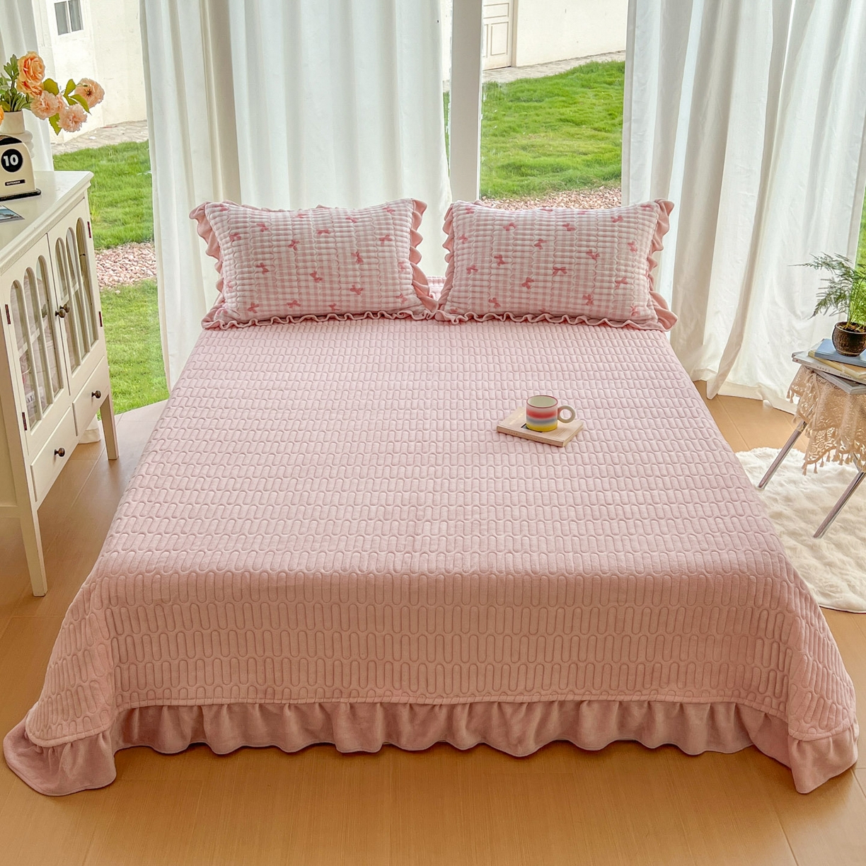 91家纺网 家纺一手货源 找家纺 美梦家纺 2025新款花边牛奶绒床盖四件套 粉蝴蝶结