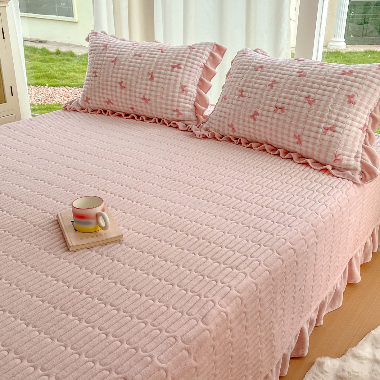 91家纺网 家纺一手货源 找家纺 美梦家纺 2025新款花边牛奶绒床盖四件套 粉蝴蝶结