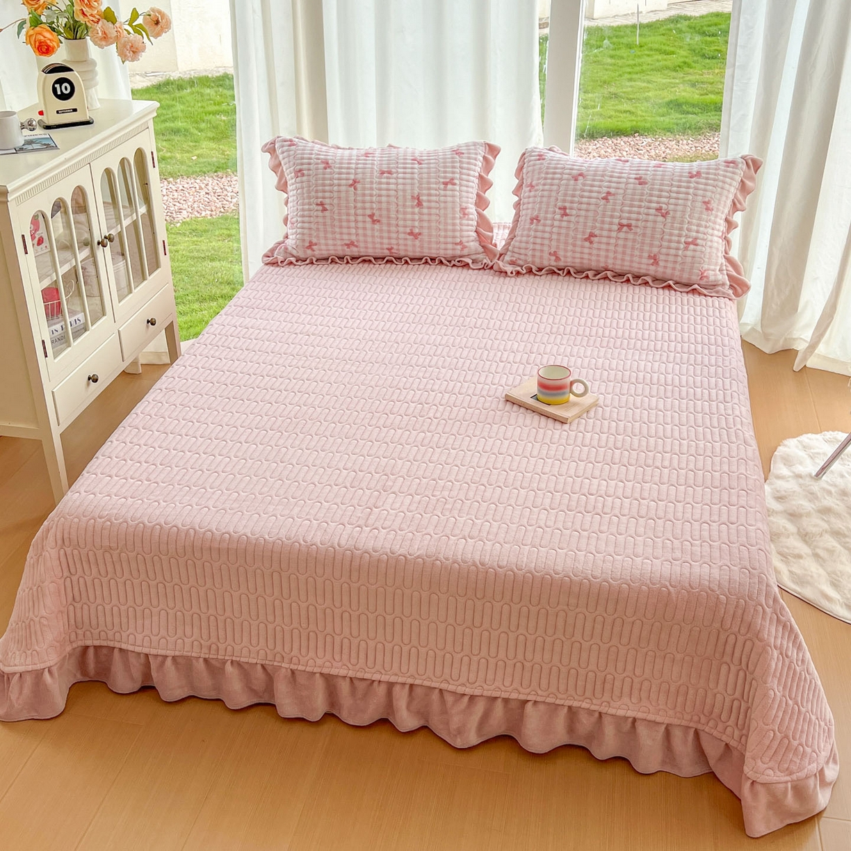 91家纺网 家纺一手货源 找家纺 美梦家纺 2025新款花边牛奶绒床盖四件套 粉蝴蝶结