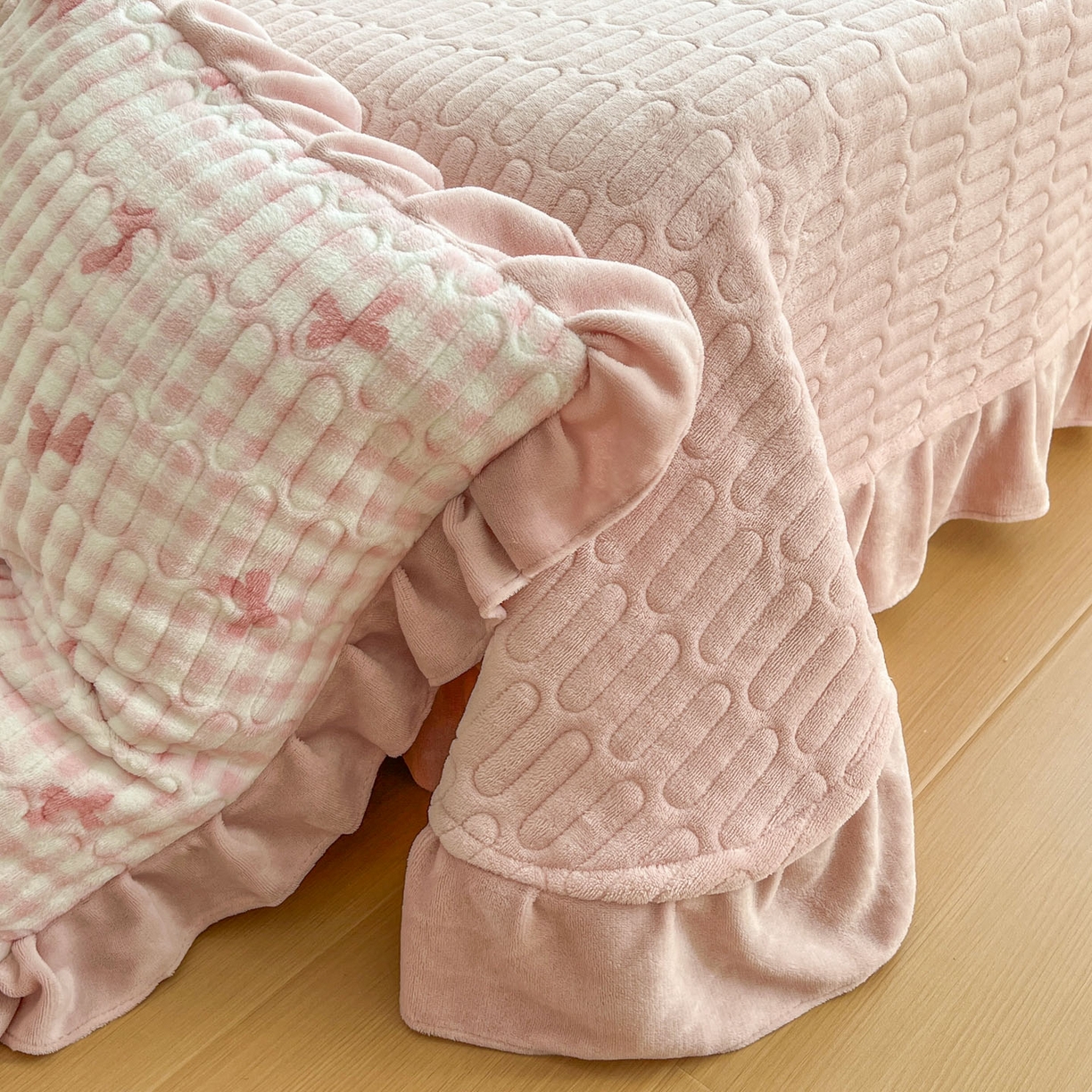 91家纺网 家纺一手货源 找家纺 美梦家纺 2025新款花边牛奶绒床盖四件套 粉蝴蝶结