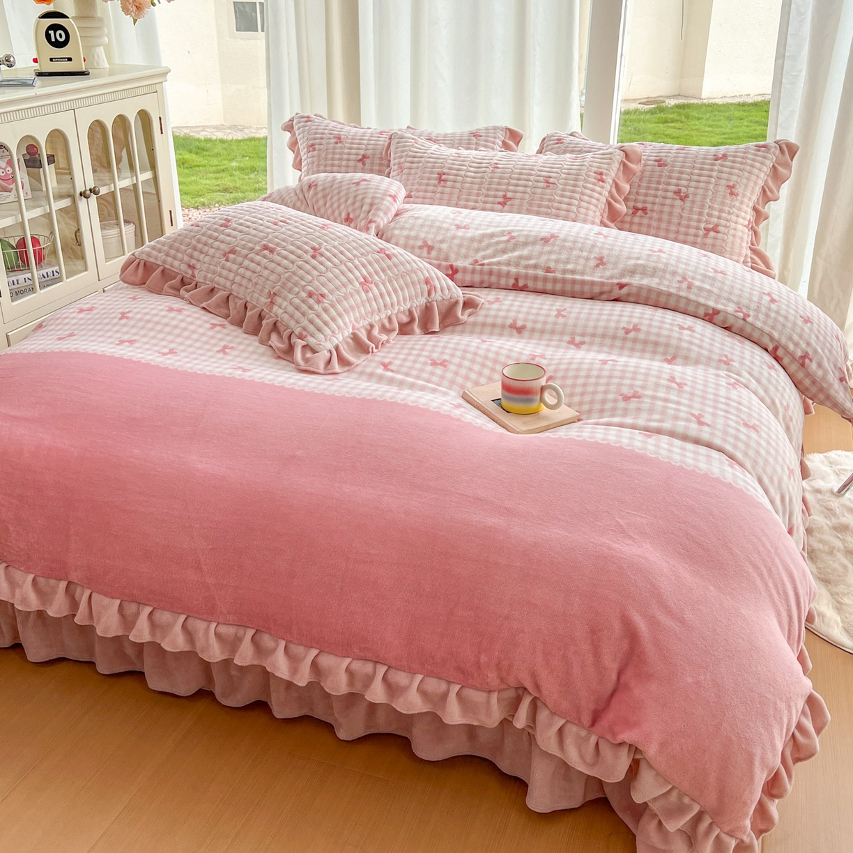 91家纺网 家纺一手货源 找家纺 美梦家纺 2025新款花边牛奶绒床盖四件套 粉蝴蝶结