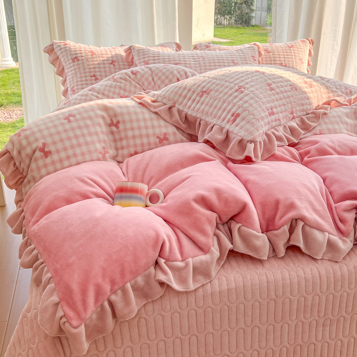 91家纺网 家纺一手货源 找家纺 美梦家纺 2025新款花边牛奶绒床盖四件套 粉蝴蝶结