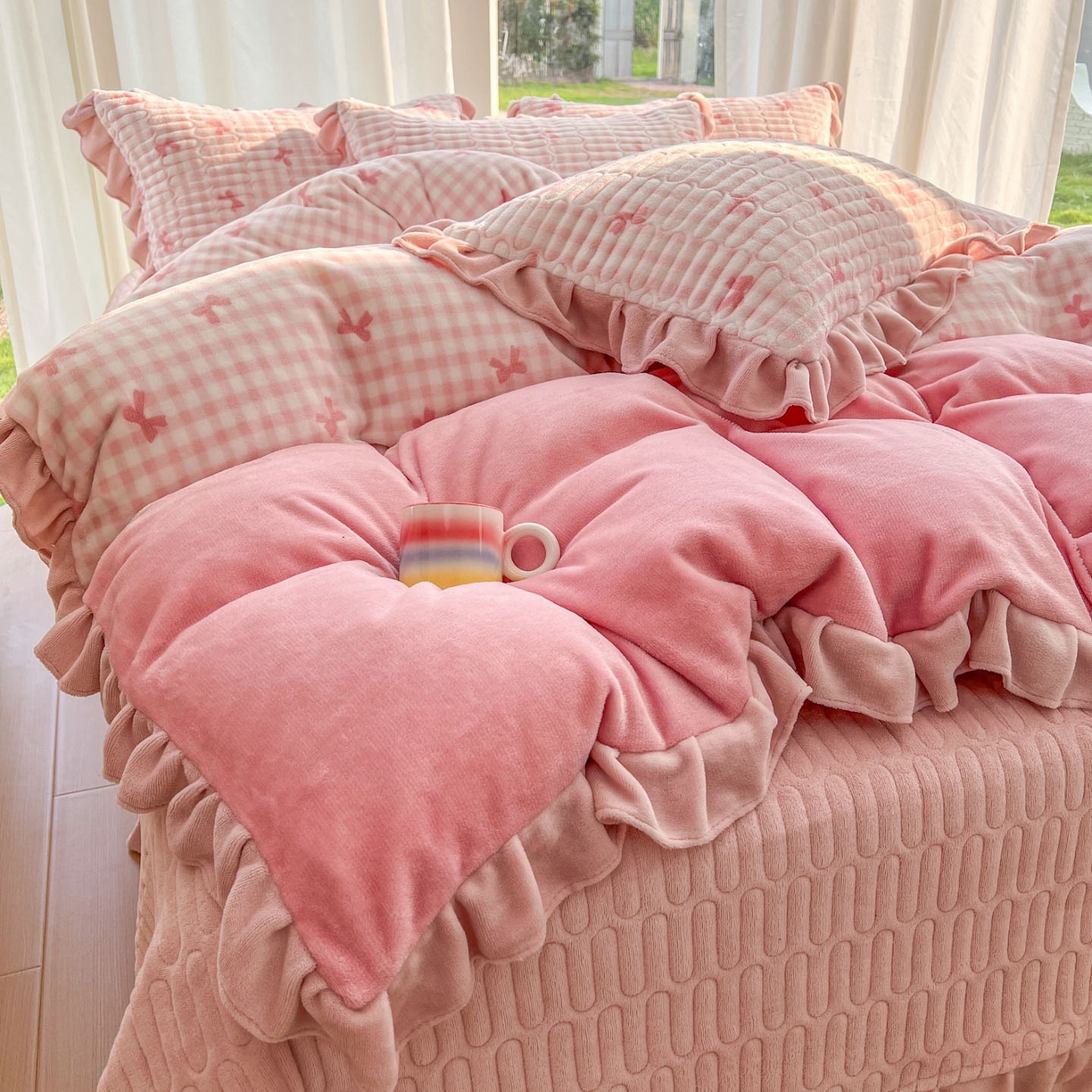 91家纺网 家纺一手货源 找家纺 美梦家纺 2025新款花边牛奶绒床盖四件套 粉蝴蝶结