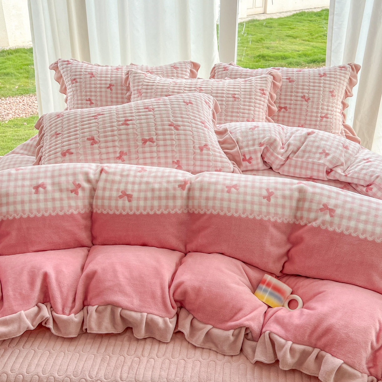 91家纺网 家纺一手货源 找家纺 美梦家纺 2025新款花边牛奶绒床盖四件套 粉蝴蝶结