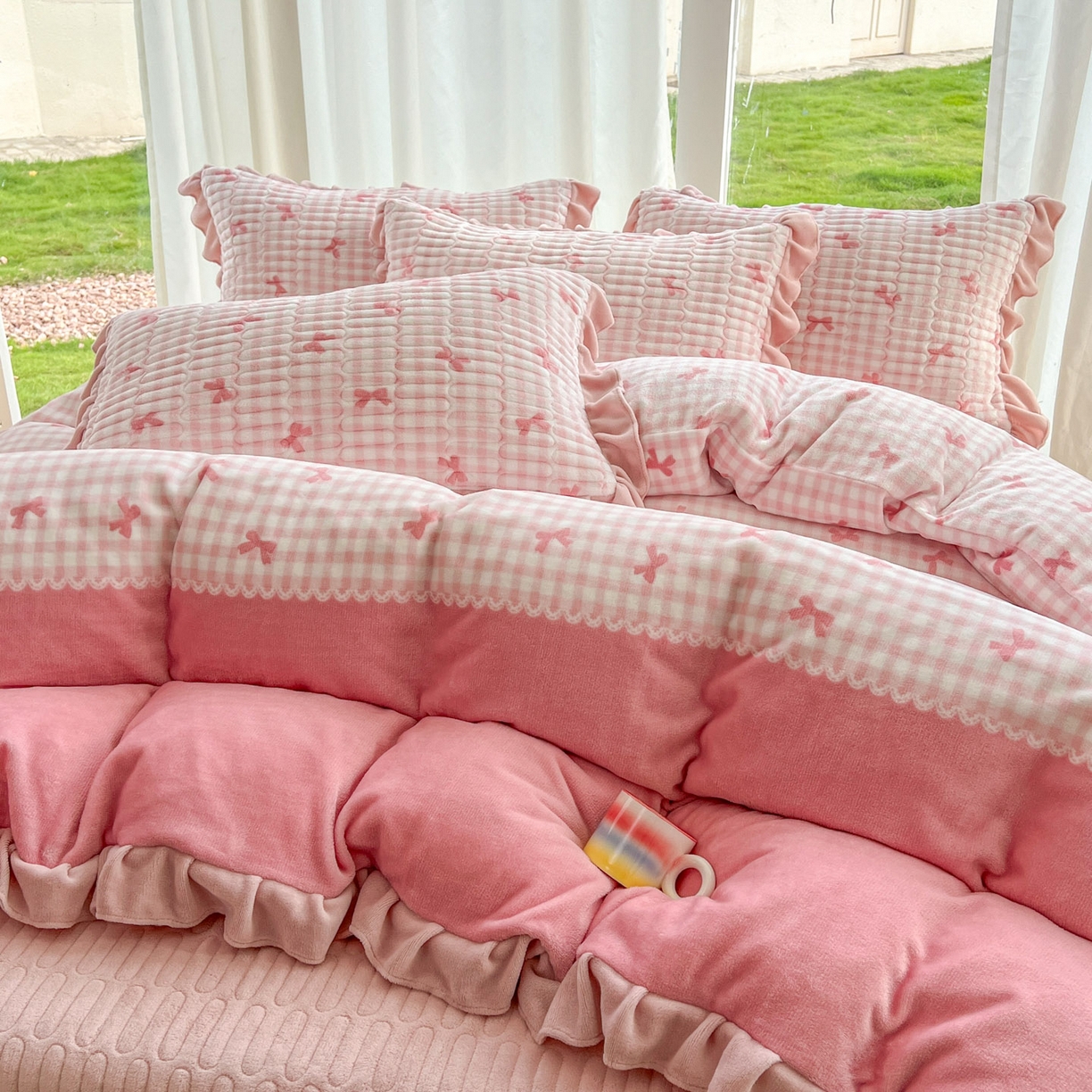 91家纺网 家纺一手货源 找家纺 美梦家纺 2025新款花边牛奶绒床盖四件套 粉蝴蝶结