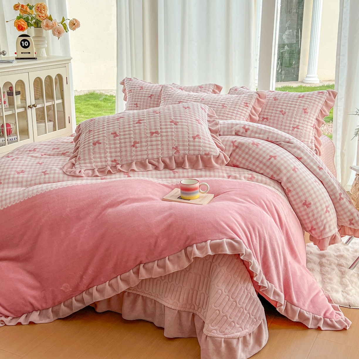 91家纺网 家纺一手货源 找家纺 美梦家纺 2025新款花边牛奶绒床盖四件套 粉蝴蝶结