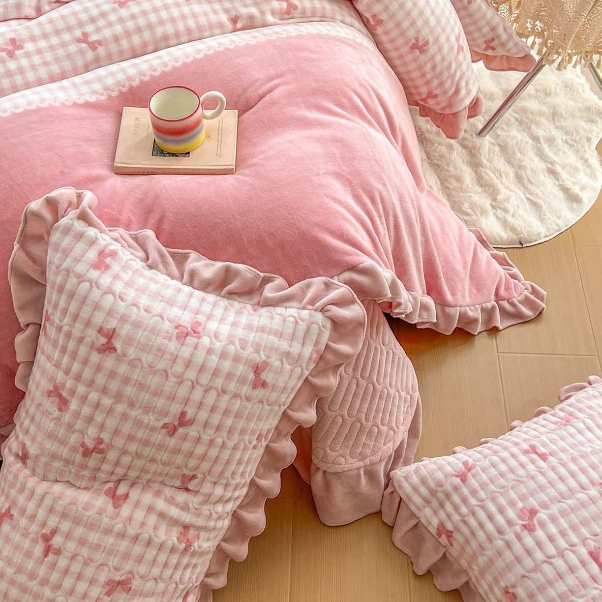 91家纺网 家纺一手货源 找家纺 美梦家纺 2025新款花边牛奶绒床盖四件套 粉蝴蝶结