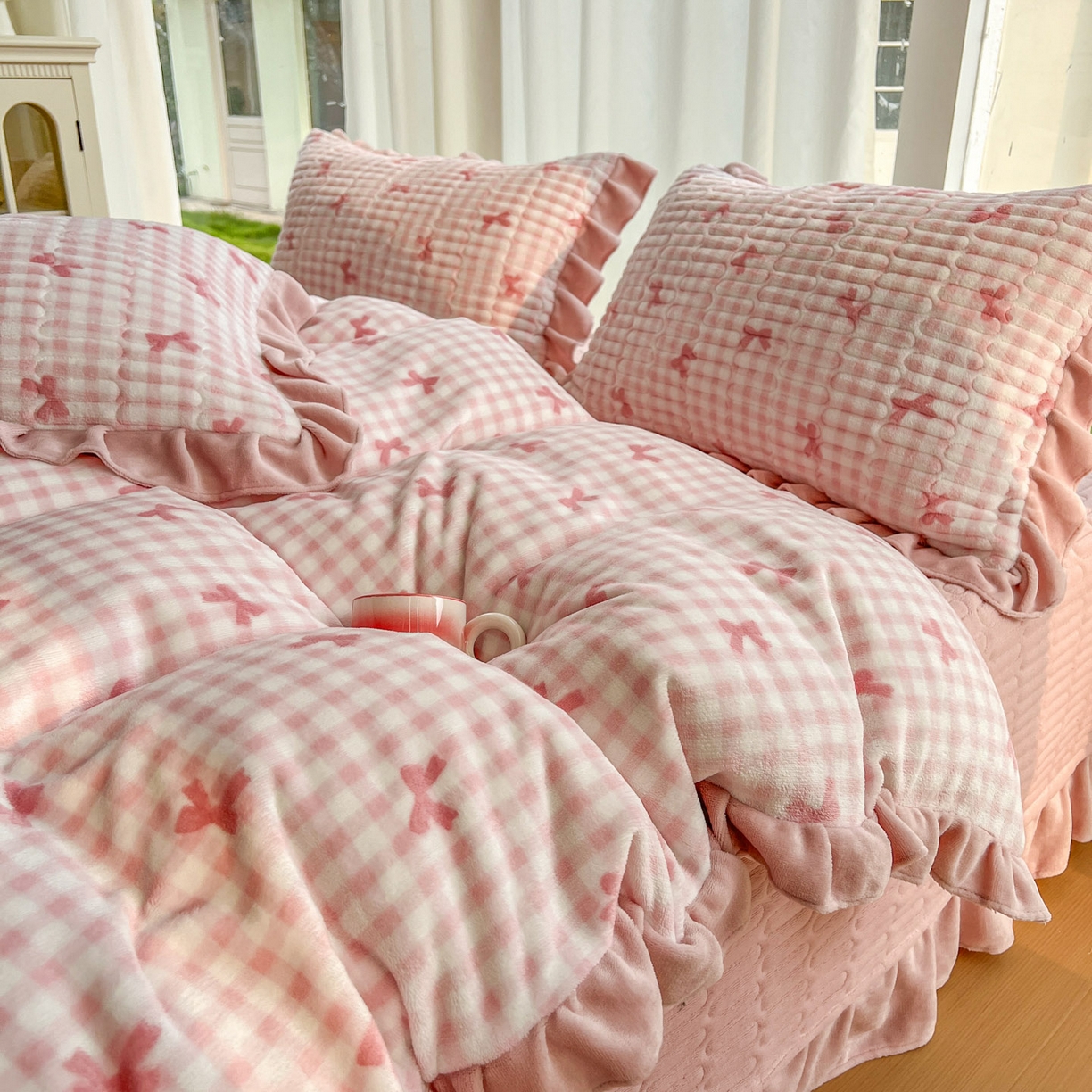 91家纺网 家纺一手货源 找家纺 美梦家纺 2025新款花边牛奶绒床盖四件套 粉蝴蝶结