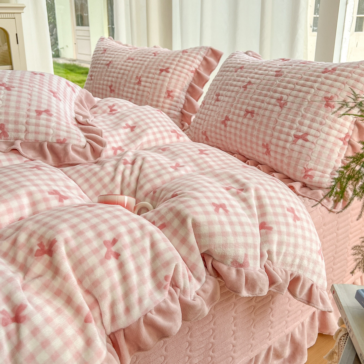 91家纺网 家纺一手货源 找家纺 美梦家纺 2025新款花边牛奶绒床盖四件套 粉蝴蝶结