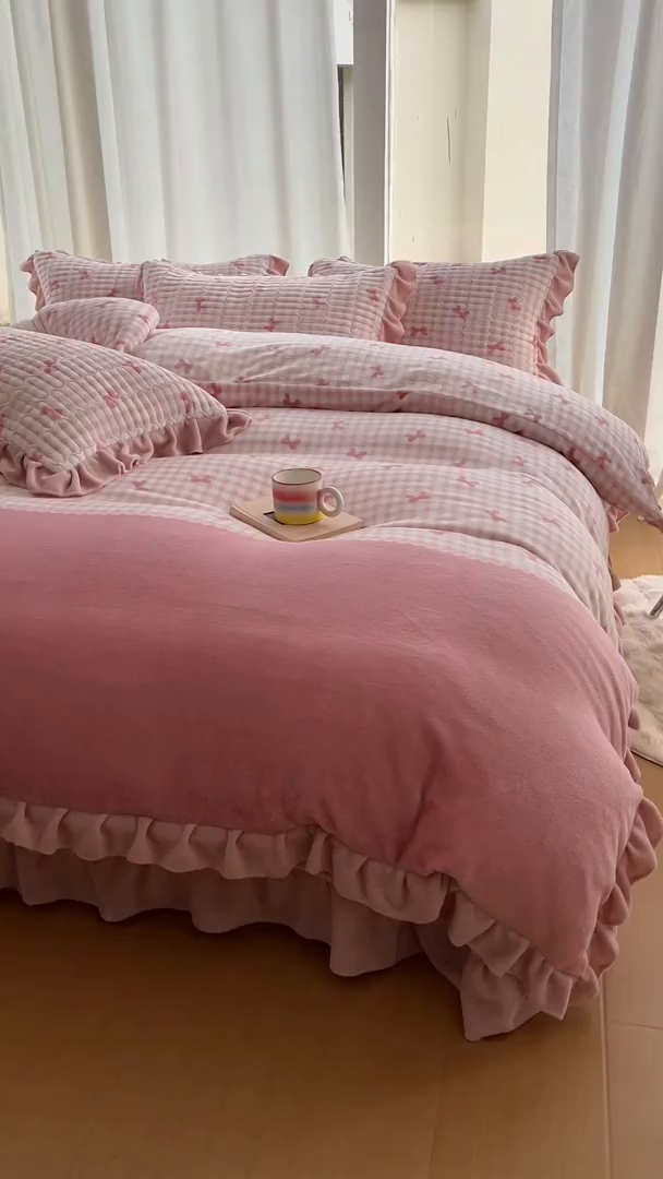 91家纺网 家纺一手货源 找家纺 美梦家纺 2025新款花边牛奶绒床盖四件套 粉蝴蝶结