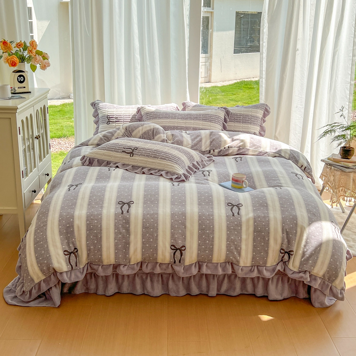 91家纺网 家纺一手货源 找家纺 美梦家纺 2025新款花边牛奶绒床盖四件套 横条蝴蝶结-灰