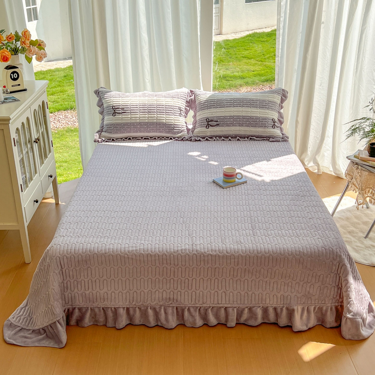 91家纺网 家纺一手货源 找家纺 美梦家纺 2025新款花边牛奶绒床盖四件套 横条蝴蝶结-灰