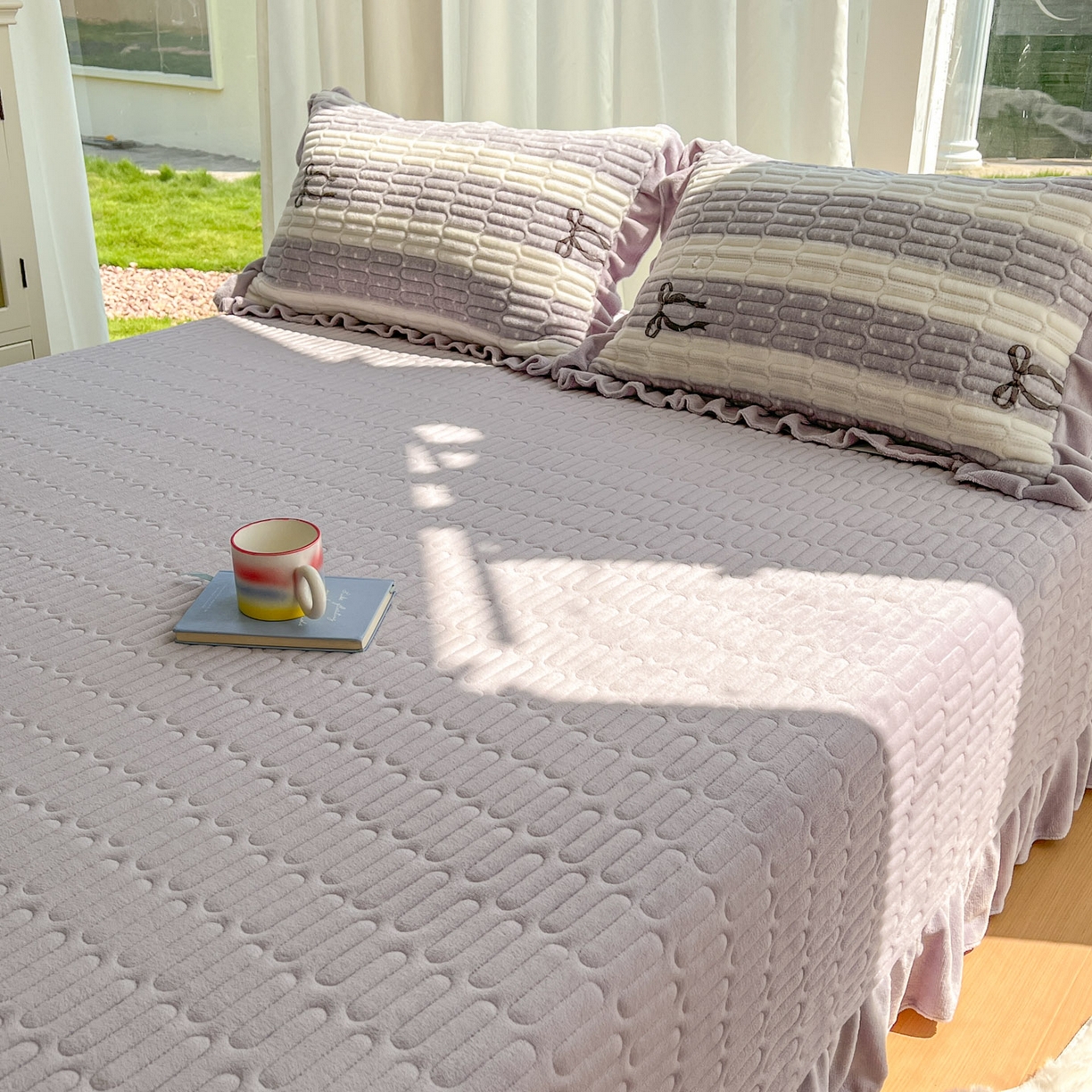 91家纺网 家纺一手货源 找家纺 美梦家纺 2025新款花边牛奶绒床盖四件套 横条蝴蝶结-灰