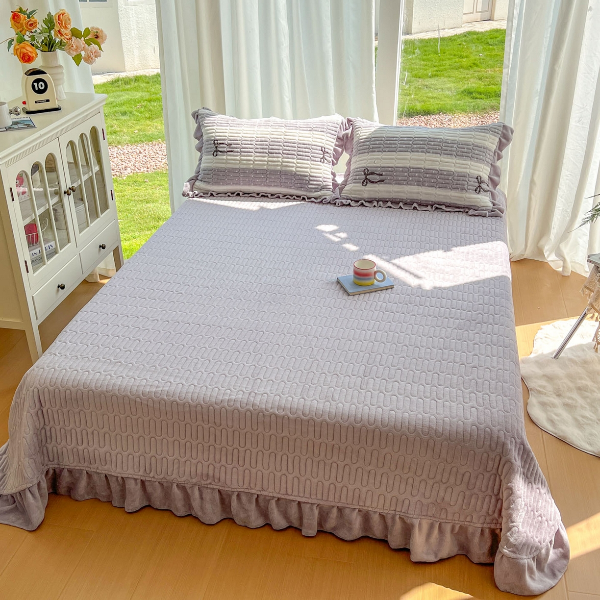 91家纺网 家纺一手货源 找家纺 美梦家纺 2025新款花边牛奶绒床盖四件套 横条蝴蝶结-灰