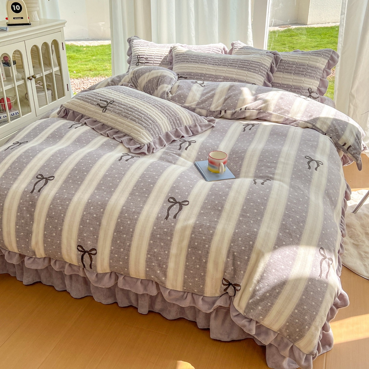 91家纺网 家纺一手货源 找家纺 美梦家纺 2025新款花边牛奶绒床盖四件套 横条蝴蝶结-灰