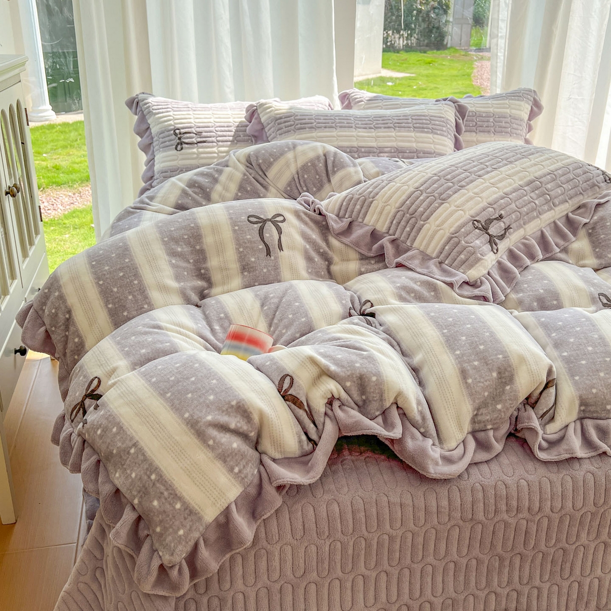 91家纺网 家纺一手货源 找家纺 美梦家纺 2025新款花边牛奶绒床盖四件套 横条蝴蝶结-灰