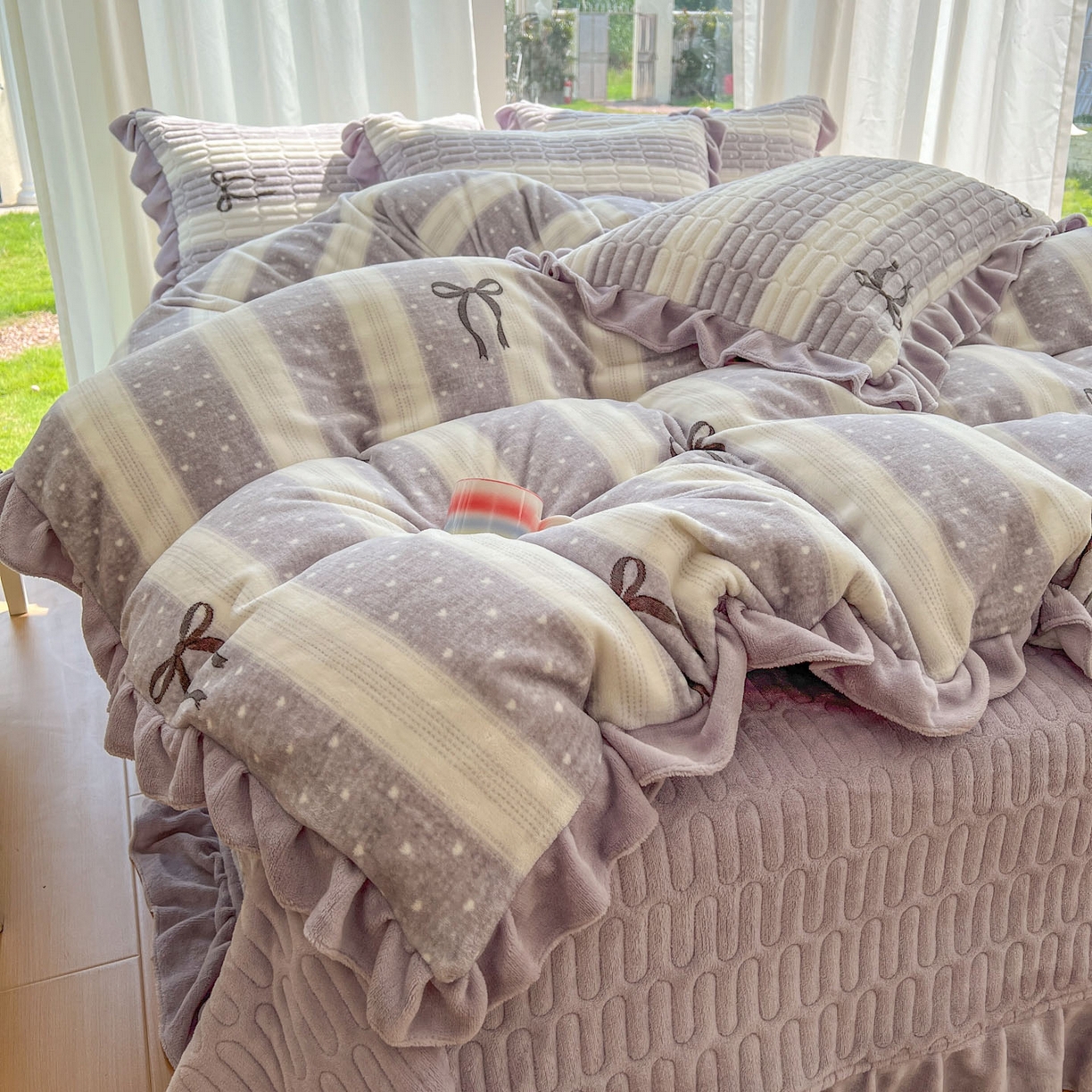 91家纺网 家纺一手货源 找家纺 美梦家纺 2025新款花边牛奶绒床盖四件套 横条蝴蝶结-灰