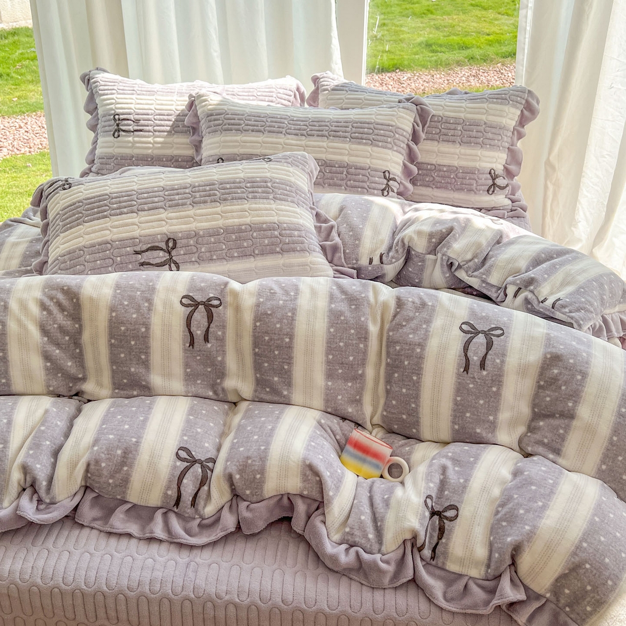 91家纺网 家纺一手货源 找家纺 美梦家纺 2025新款花边牛奶绒床盖四件套 横条蝴蝶结-灰