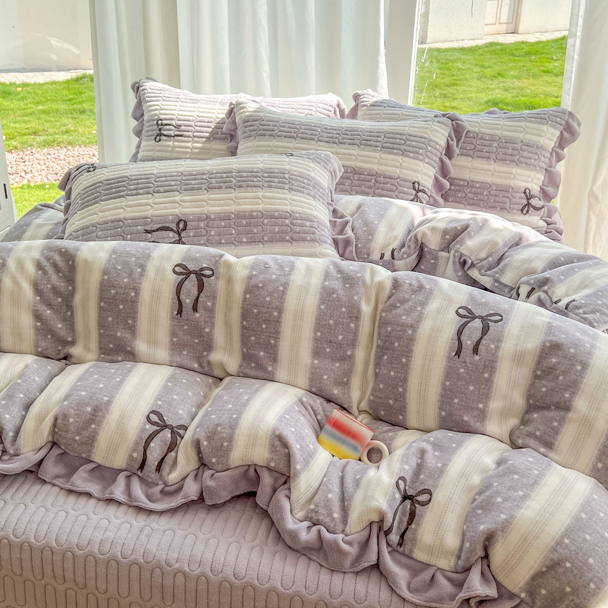 91家纺网 家纺一手货源 找家纺 美梦家纺 2025新款花边牛奶绒床盖四件套 横条蝴蝶结-灰