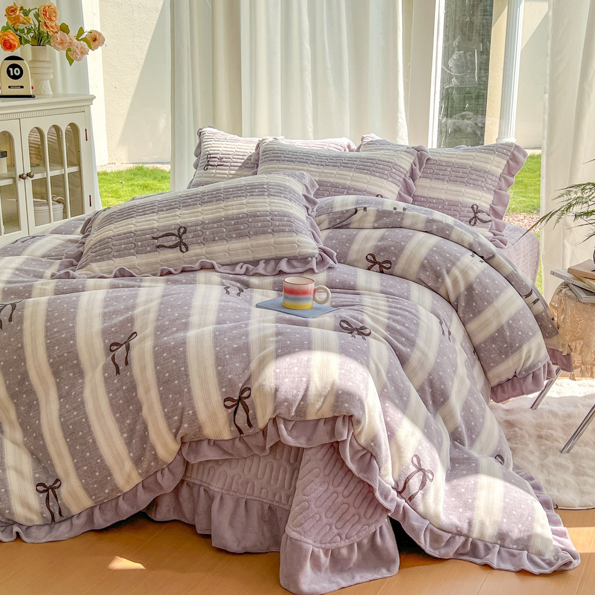 91家纺网 家纺一手货源 找家纺 美梦家纺 2025新款花边牛奶绒床盖四件套 横条蝴蝶结-灰