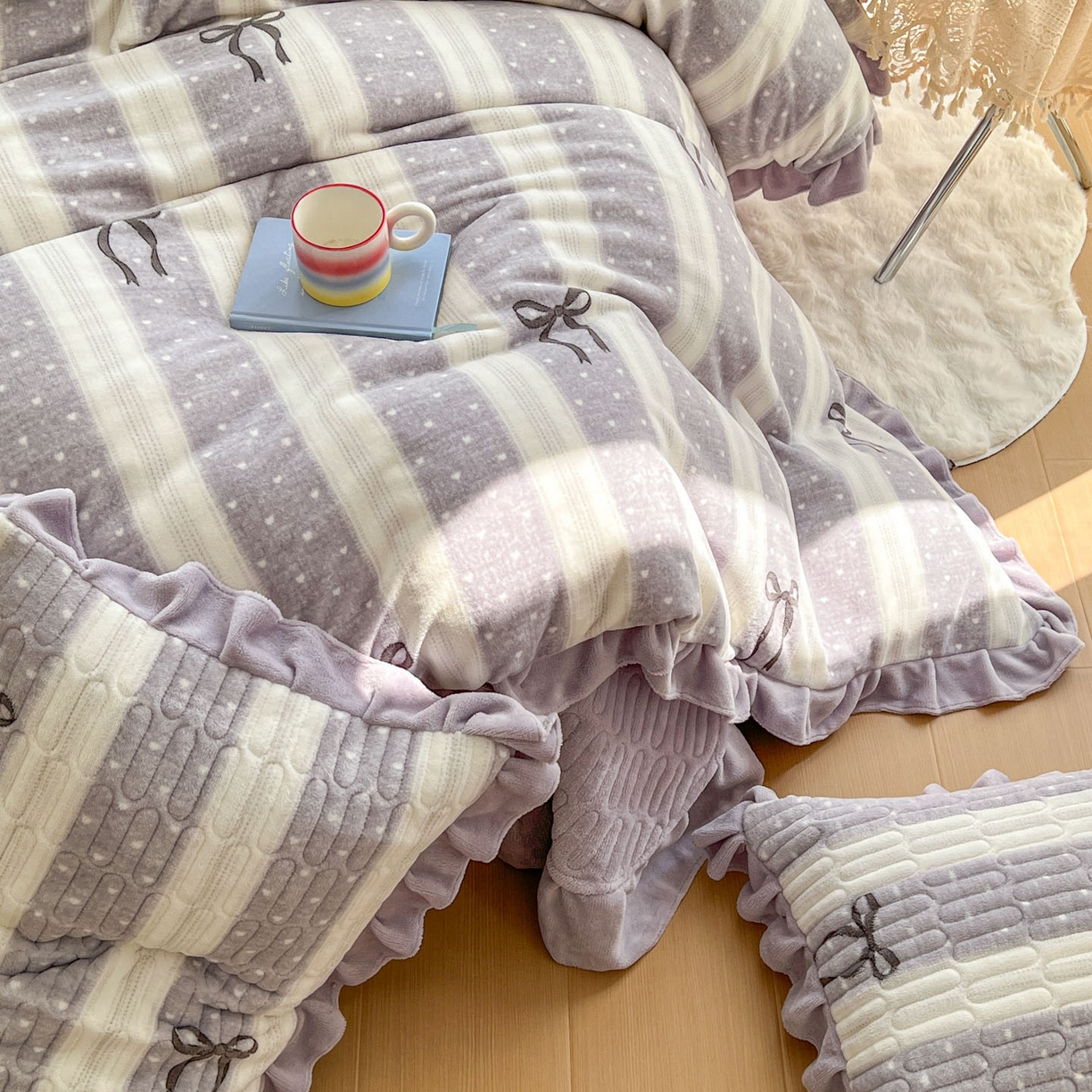 91家纺网 家纺一手货源 找家纺 美梦家纺 2025新款花边牛奶绒床盖四件套 横条蝴蝶结-灰