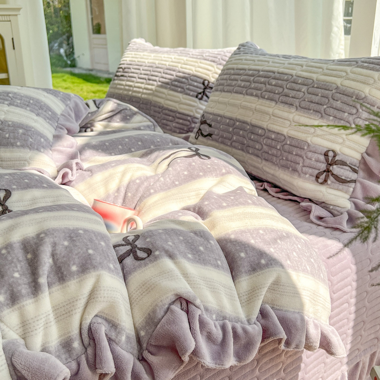 91家纺网 家纺一手货源 找家纺 美梦家纺 2025新款花边牛奶绒床盖四件套 横条蝴蝶结-灰