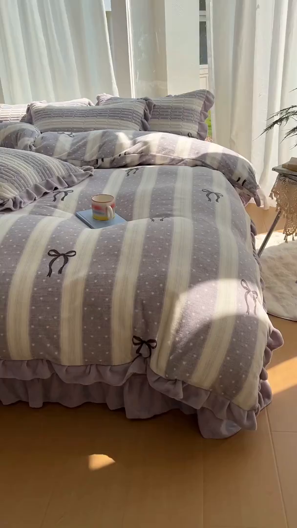 91家纺网 家纺一手货源 找家纺 美梦家纺 2025新款花边牛奶绒床盖四件套 横条蝴蝶结-灰