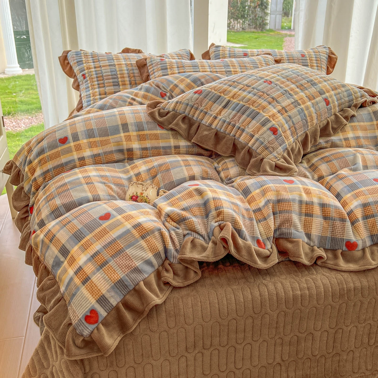 91家纺网 家纺一手货源 找家纺 美梦家纺 2025新款花边牛奶绒床盖四件套 灰蓝格-红心