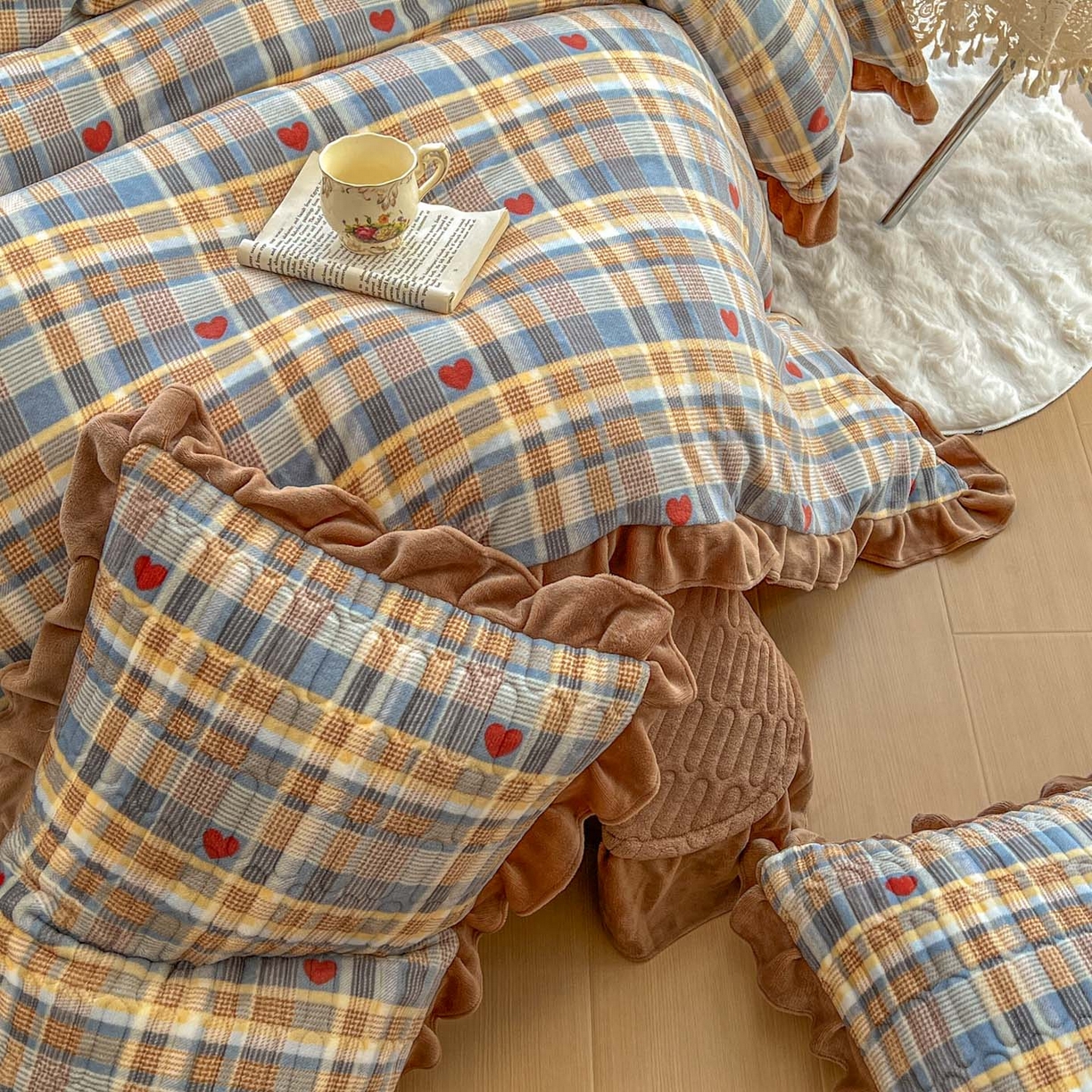 91家纺网 家纺一手货源 找家纺 美梦家纺 2025新款花边牛奶绒床盖四件套 灰蓝格-红心