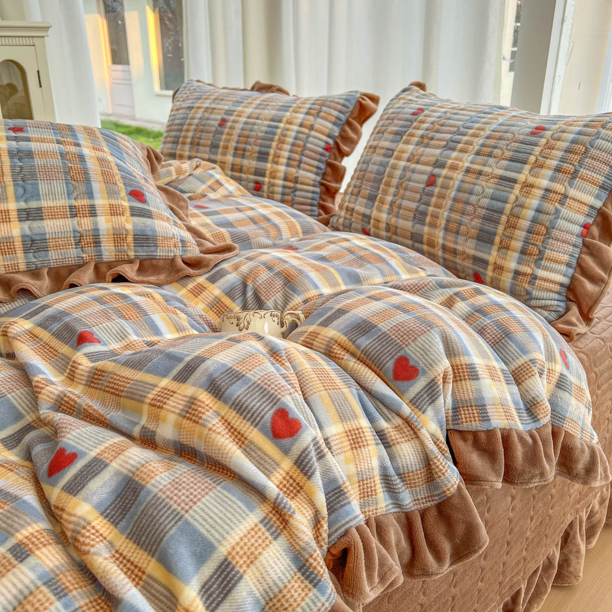 91家纺网 家纺一手货源 找家纺 美梦家纺 2025新款花边牛奶绒床盖四件套 灰蓝格-红心