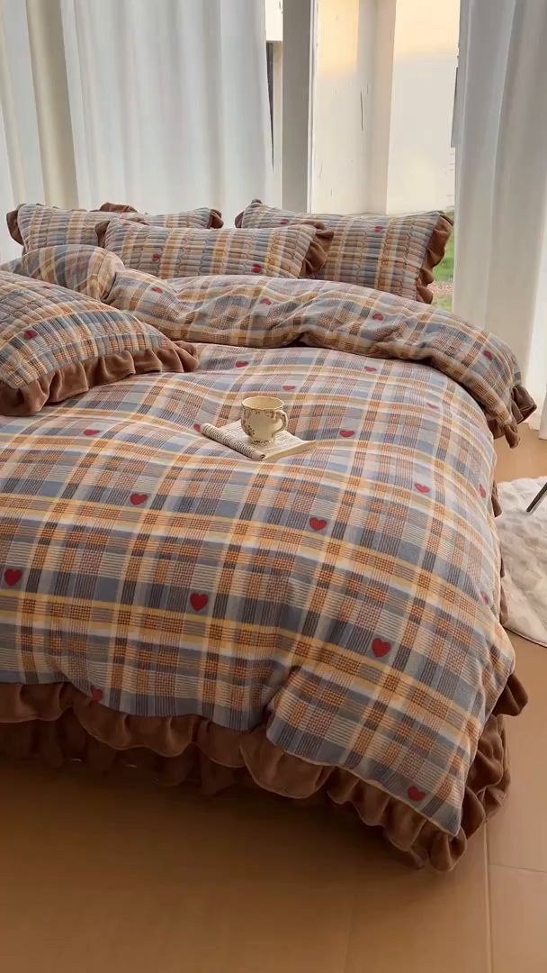 91家纺网 家纺一手货源 找家纺 美梦家纺 2025新款花边牛奶绒床盖四件套 灰蓝格-红心