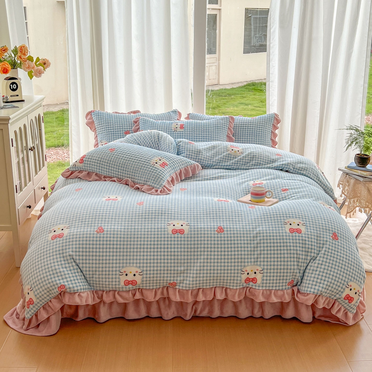 91家纺网 家纺一手货源 找家纺 美梦家纺 2025新款花边牛奶绒床盖四件套 凯蒂猫-蓝