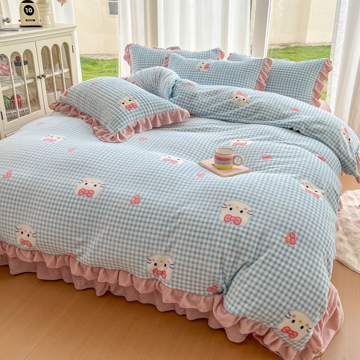 91家纺网 家纺一手货源 找家纺 美梦家纺 2025新款花边牛奶绒床盖四件套 凯蒂猫-蓝