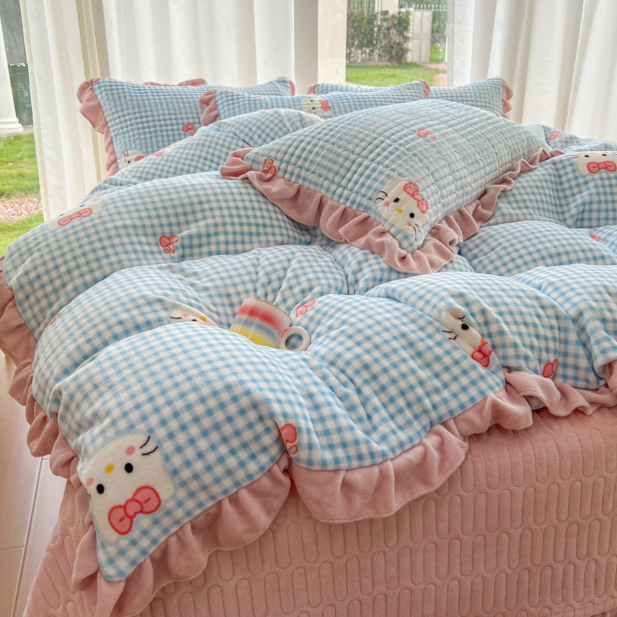 91家纺网 家纺一手货源 找家纺 美梦家纺 2025新款花边牛奶绒床盖四件套 凯蒂猫-蓝