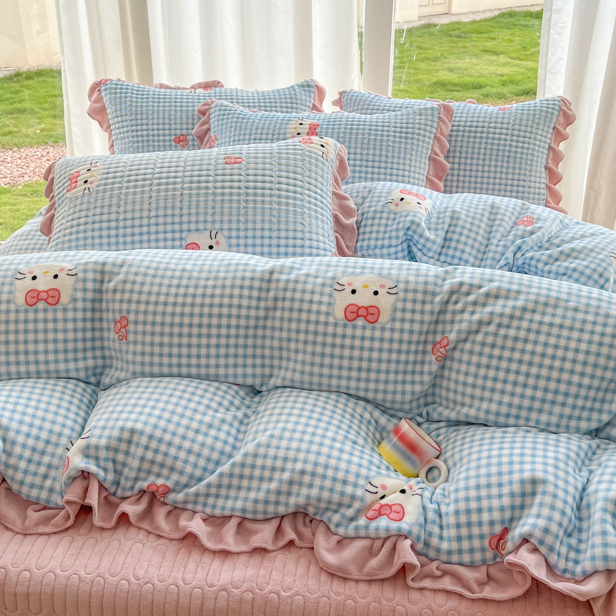 91家纺网 家纺一手货源 找家纺 美梦家纺 2025新款花边牛奶绒床盖四件套 凯蒂猫-蓝