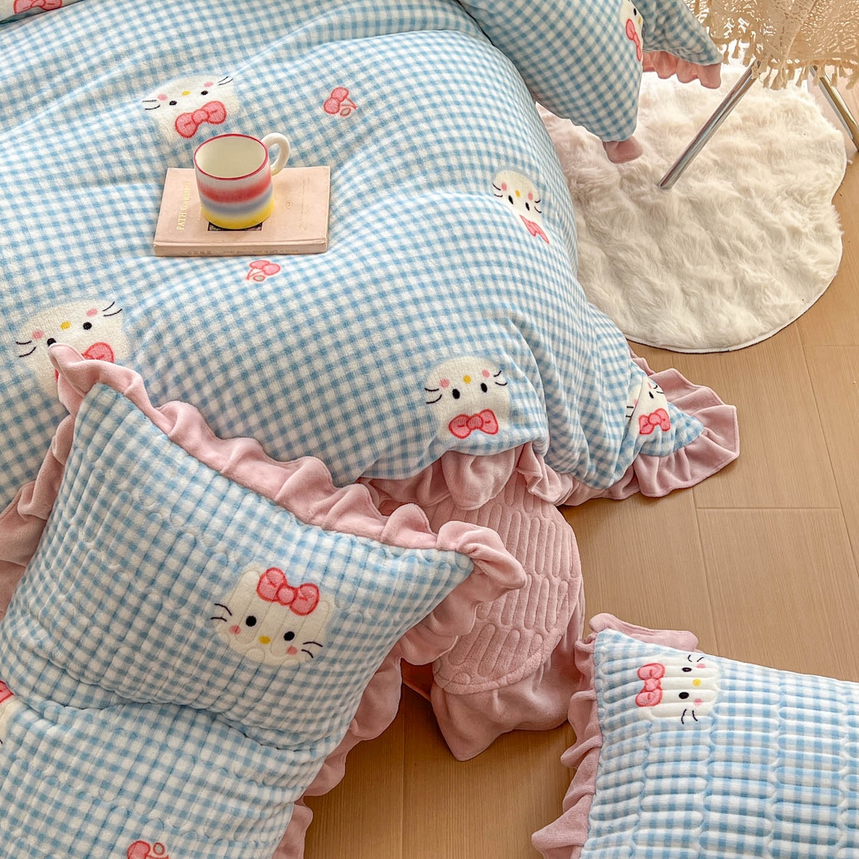 91家纺网 家纺一手货源 找家纺 美梦家纺 2025新款花边牛奶绒床盖四件套 凯蒂猫-蓝