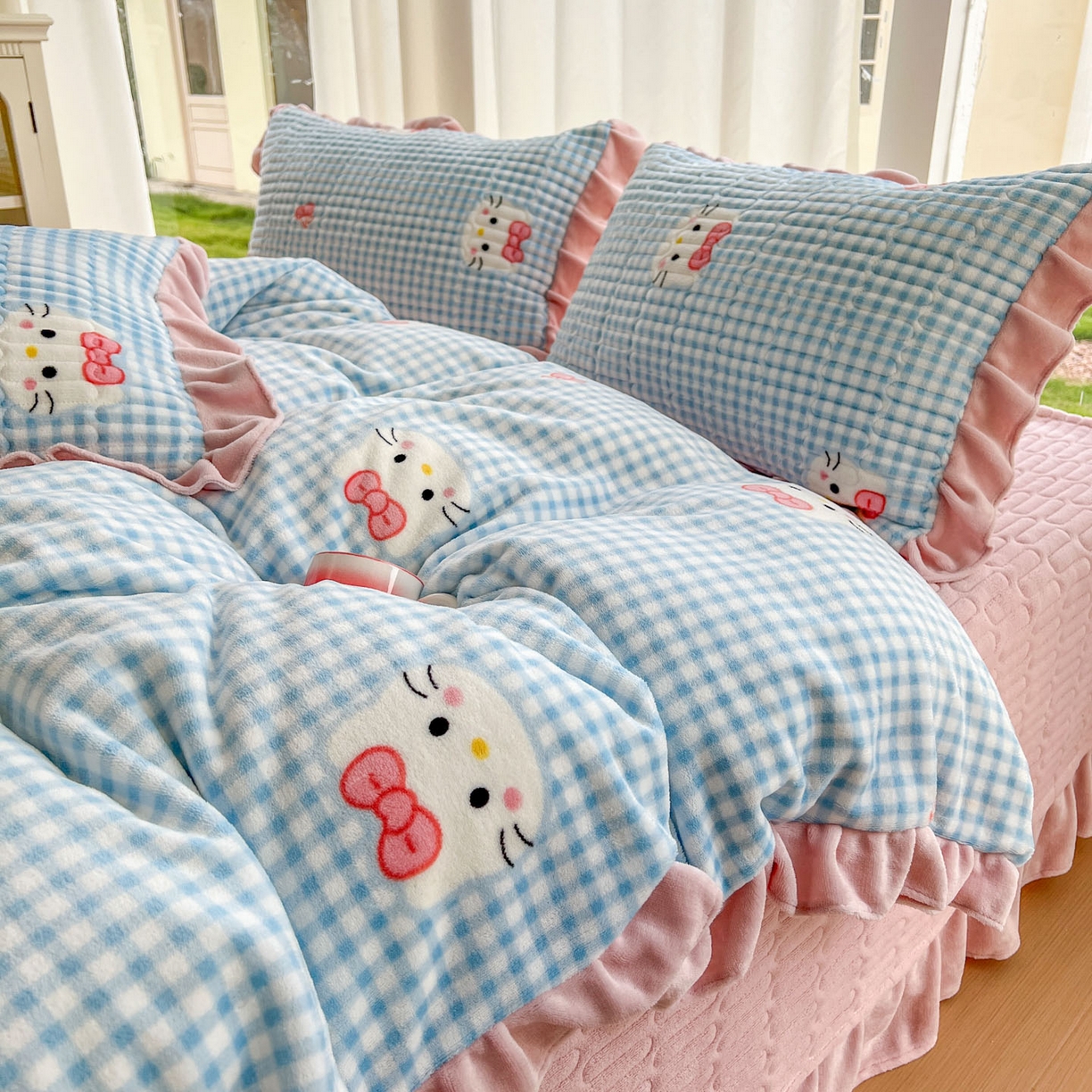 91家纺网 家纺一手货源 找家纺 美梦家纺 2025新款花边牛奶绒床盖四件套 凯蒂猫-蓝