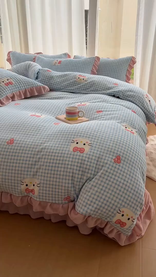 91家纺网 家纺一手货源 找家纺 美梦家纺 2025新款花边牛奶绒床盖四件套 凯蒂猫-蓝