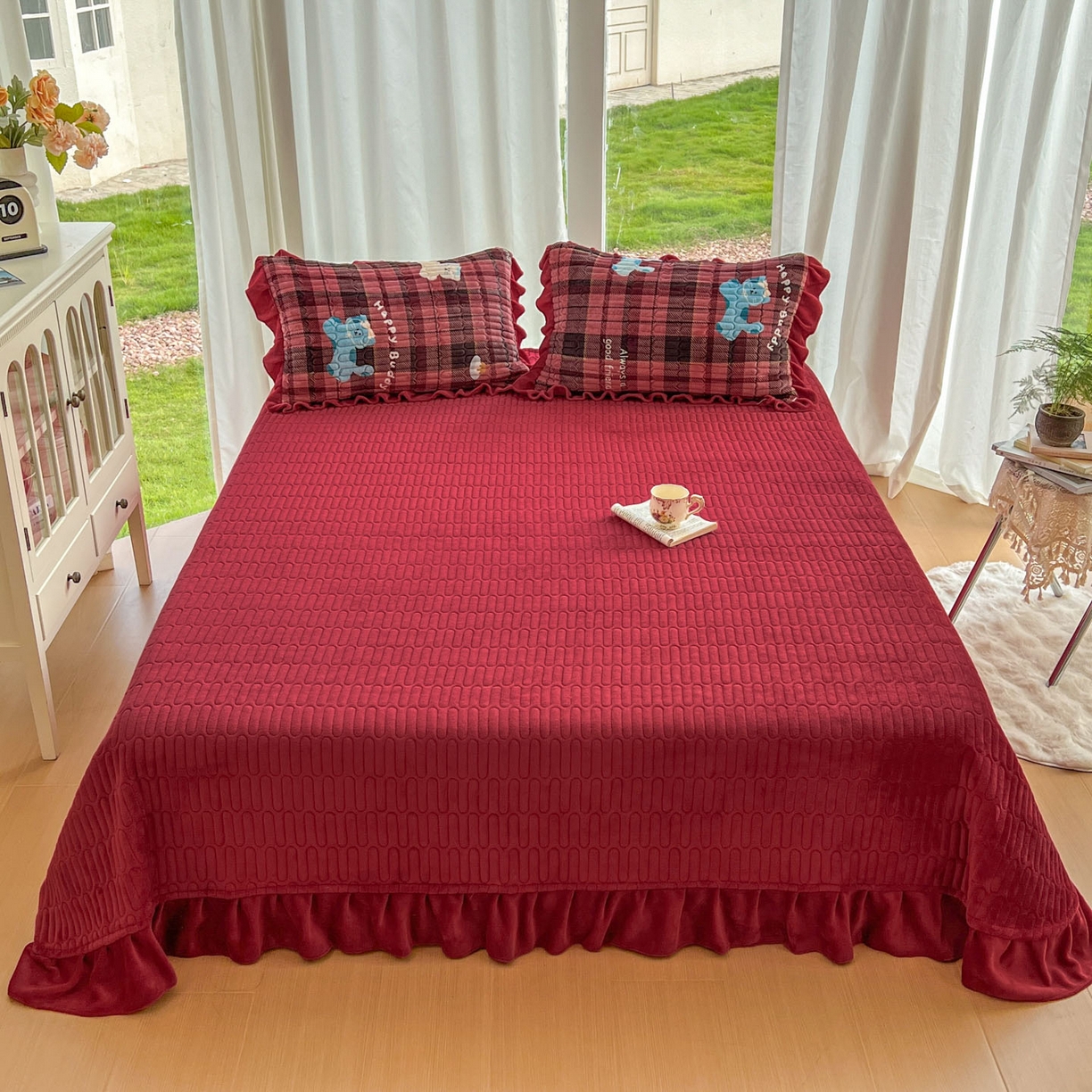 91家纺网 家纺一手货源 找家纺 美梦家纺 2025新款花边牛奶绒床盖四件套 可爱猫咪-红