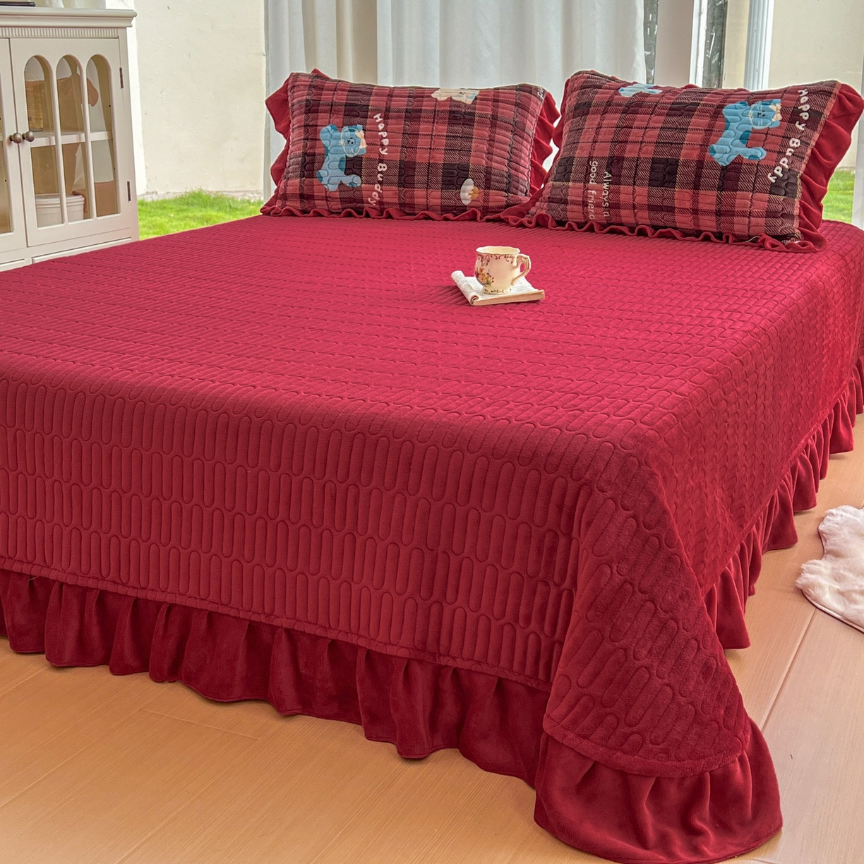 91家纺网 家纺一手货源 找家纺 美梦家纺 2025新款花边牛奶绒床盖四件套 可爱猫咪-红