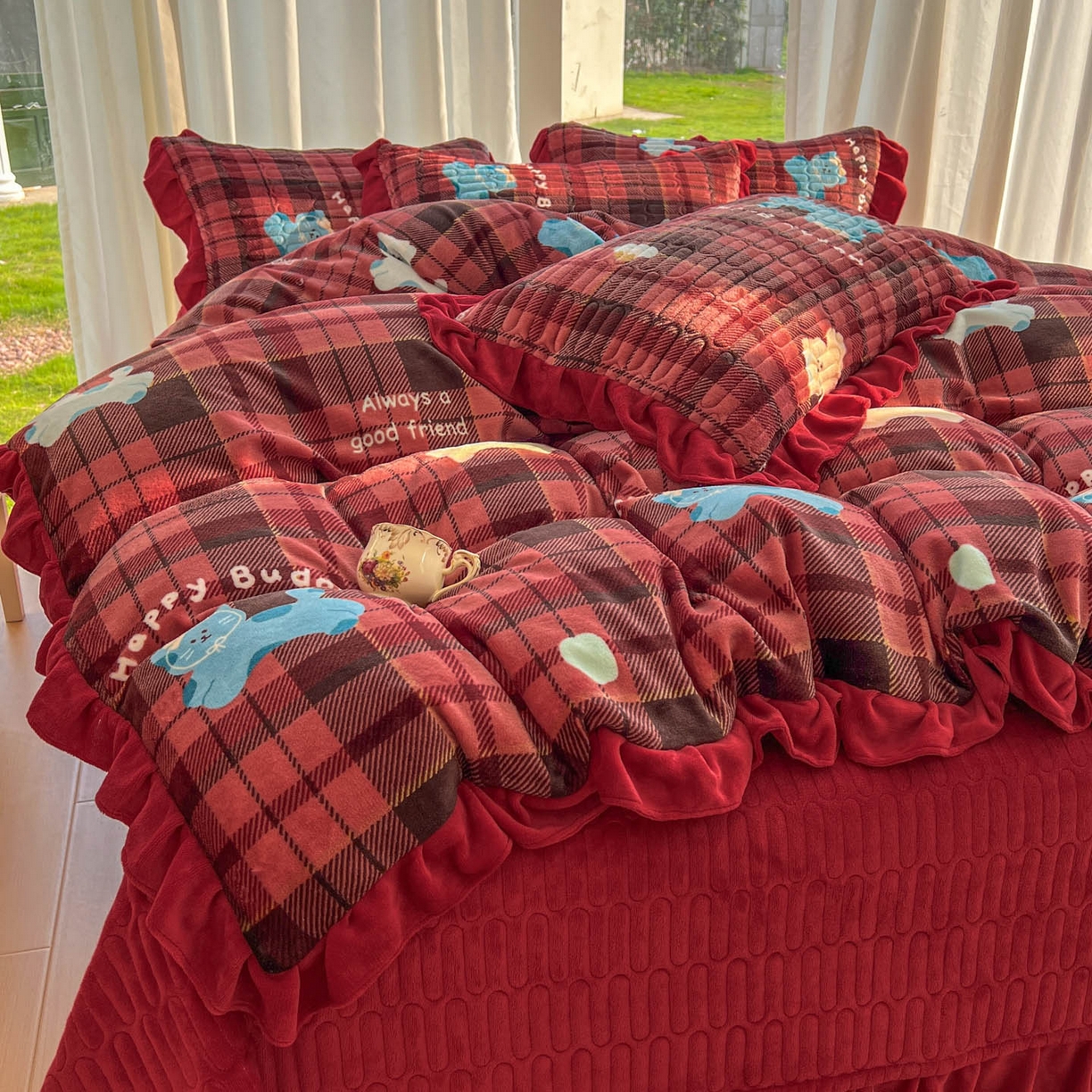 91家纺网 家纺一手货源 找家纺 美梦家纺 2025新款花边牛奶绒床盖四件套 可爱猫咪-红