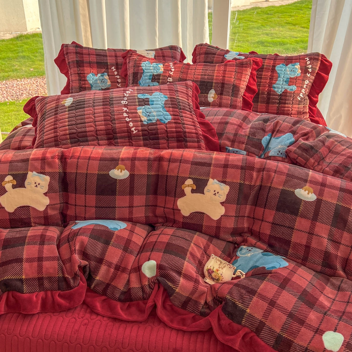 91家纺网 家纺一手货源 找家纺 美梦家纺 2025新款花边牛奶绒床盖四件套 可爱猫咪-红