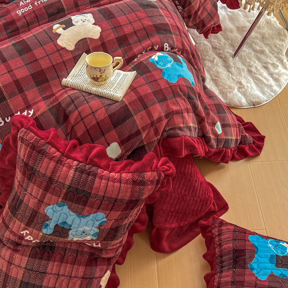 91家纺网 家纺一手货源 找家纺 美梦家纺 2025新款花边牛奶绒床盖四件套 可爱猫咪-红