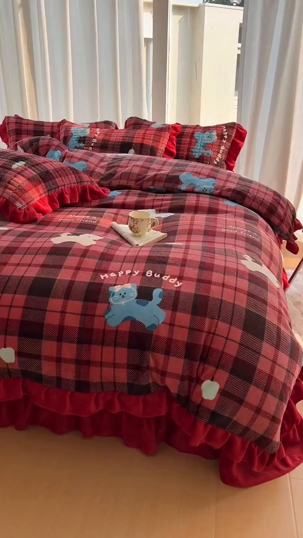 91家纺网 家纺一手货源 找家纺 美梦家纺 2025新款花边牛奶绒床盖四件套 可爱猫咪-红